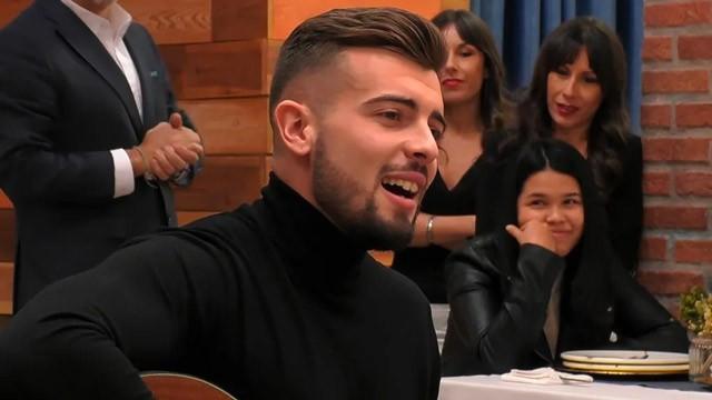 1368 - Cantando al amor
