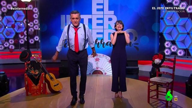 (01-07-21) La sorprendente tonadilla de Wyoming en pleno directo en plató a Thais Villas en 'El Intermedio de parranda'
