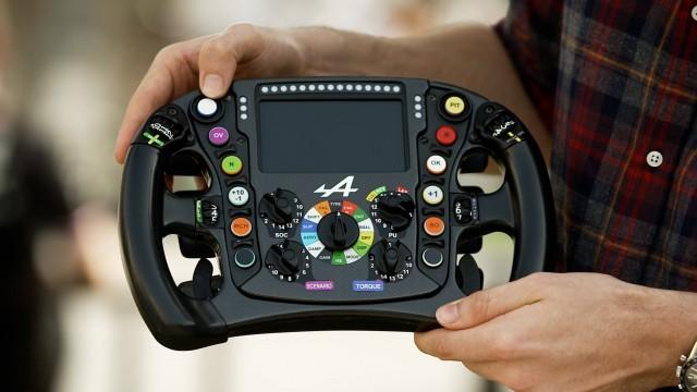 Jolyon Palmer Explains: F1's steering wheel