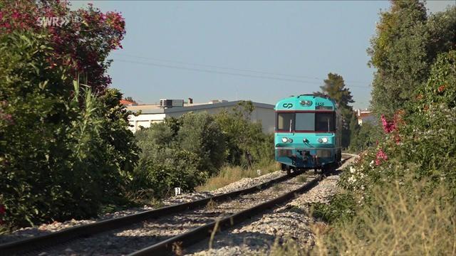 An der Sandalgarve in Portugal – Blaue Züge, blaues Meer