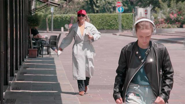 Agata a scuola da sola
