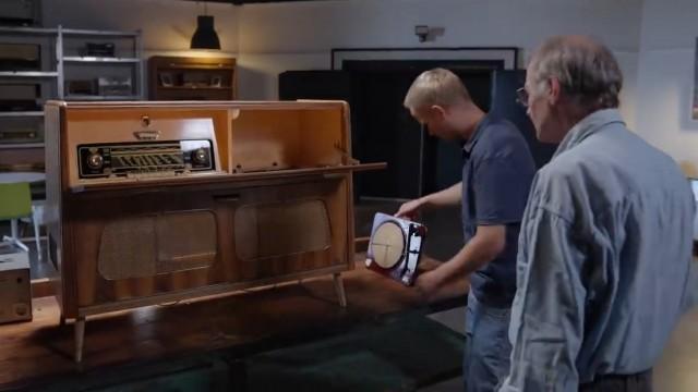 Wie man einen Musikschrank samt altem Plattenspieler repariert