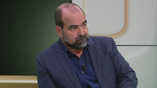 A direita em cacos, a esquerda desnorteada