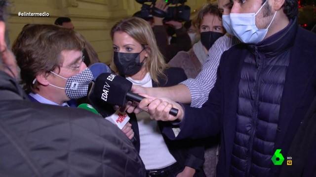 (02-12-21) La cómica reacción de Almeida cuando Andrea Ropero le pregunta por la "cobra de Ayuso a Casado"