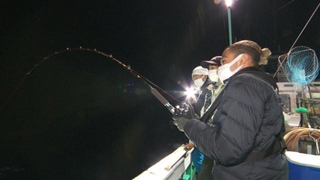 真夜中の離島で巨大魚と格闘