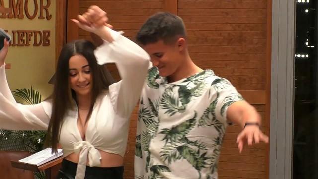 1427 - Sonriendo mucho y bailando un poco