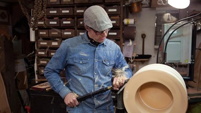 Wie man einen Brottopf aus Zirbenholz macht