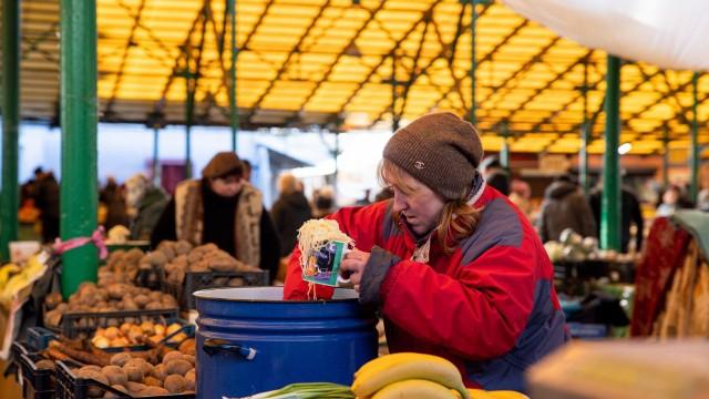 ¿Quiénes siguen trabajando mientras caen las bombas?
