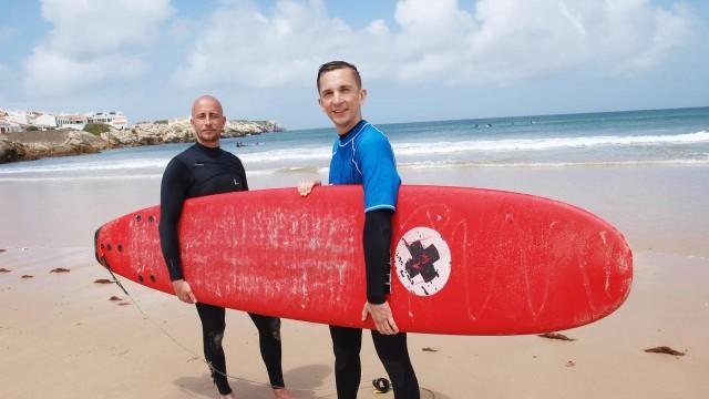 Eric surft die Welle
