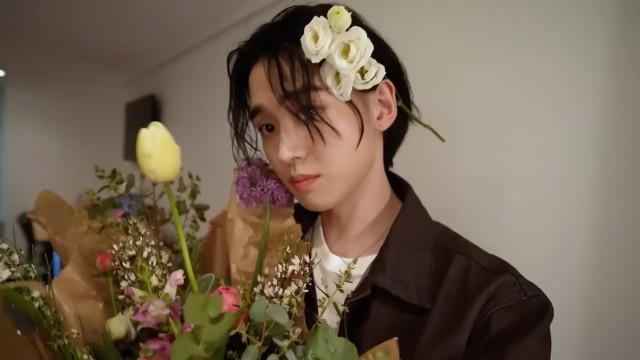 EP.54 A bouquet of flowers that I got from the London concert ! She bought it at Notting Hill