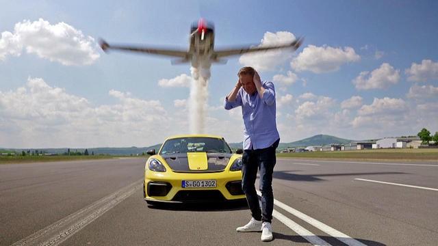 Det sucht Kleinwagenklassiker | Auto vs. Flugzeug | Lutz & Jens - Die Bike-Buddies
