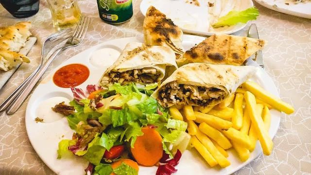kebab pettinato a Roma (shawarma siriano)