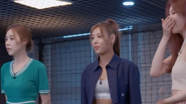 Kan Mi-youn and Yu-bin come to recruit Sunmi to FC Top Girl