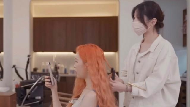 A hair cut match between Kiu, a hair repair expert, and MC Sunmi