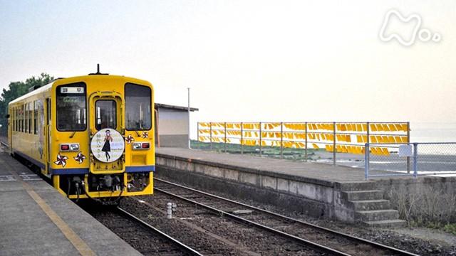 長崎 ハンカチなびく海辺の駅で