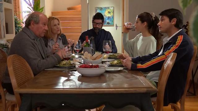 El padre Francisco descubre el vínculo entre Iván y Lautaro