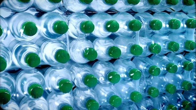 El agua embotellada