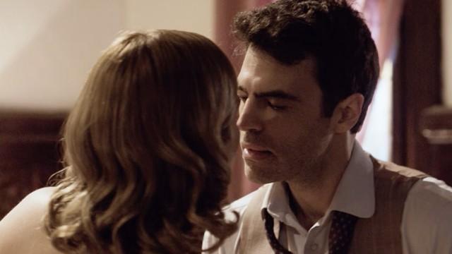 Gaspar intenta resistir a los encantos de Josefina