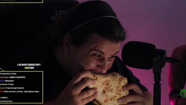 Come Mangiare 1 PIZZA in 6 minuti *live follia* | Cerbero Podcast #1468
