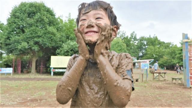 “どろんこパーク” 雨を走る子どもたち