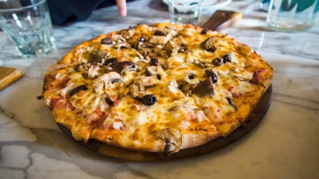pizza col canguro, coccodrillo e l'emù