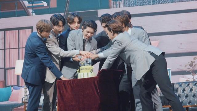 Beyond LIVE - NCT 127 ONLINE FANMEETING 'OFFICE : Foundation Day' Behind