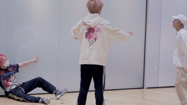 [Un Cut] Take #4｜‘Hello Future’ Dance Practice Behind the Scene