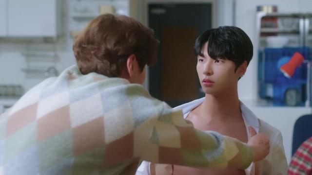 19-Rated Comic Author Chooses a Pretty Boy to Be His Assistant