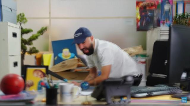 Le Modérateur jaloux du CM Twitter !?