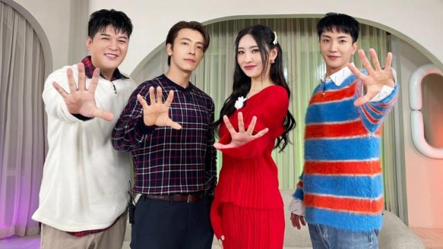 SUPER JUNIOR appeared with a Christmas present