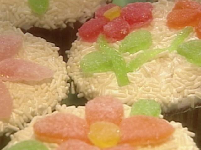 Maypole History; Spring Flower Cupcakes; Flower Paper Cones