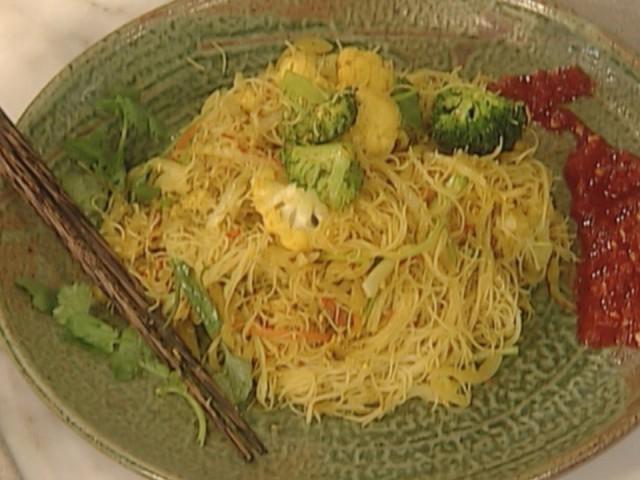 Chicken Sate with Peanut Dipping Sauce; Fried Noodles