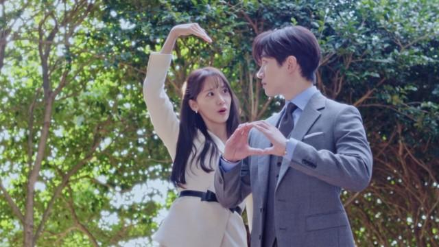 신혼여행 온 거여?