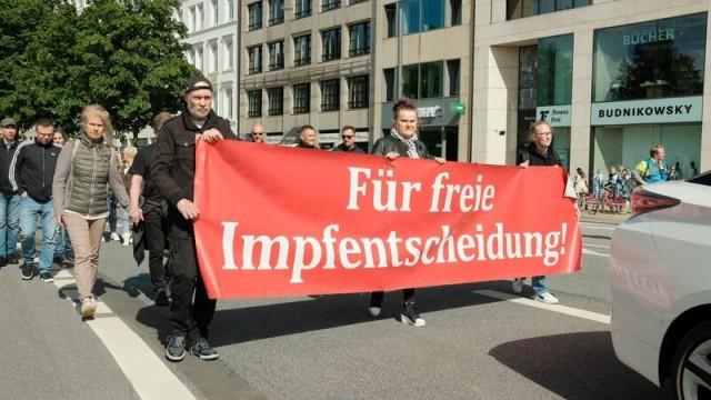 Deutsche Verschwörungsmythen: Reichsbürger und Querdenker