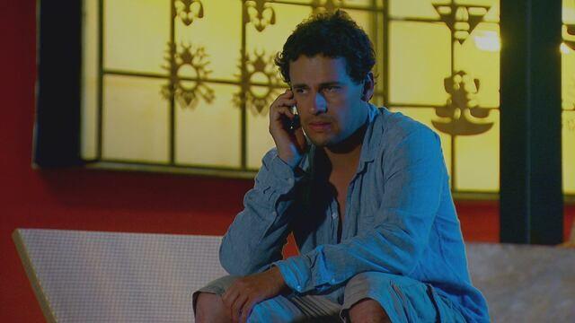 Alejandro se comunica con Victoria
