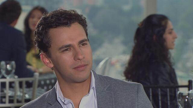 Alejandro le ofrece trabajo a Lucía