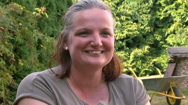 Daniela und Ali ersetzen den Zaun durch Holzbohlen