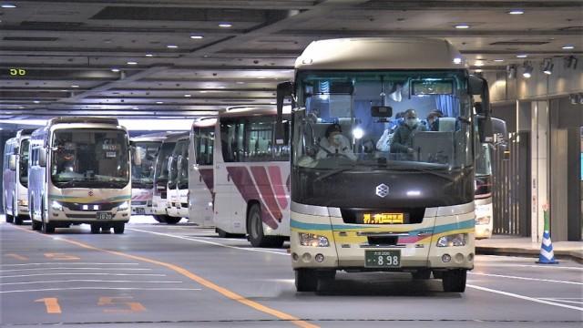 福岡・高速バスターミナル 年の瀬を走る