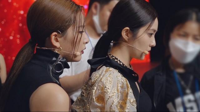 Red Velvet - IRENE & SEULGI THE STAGE Behind The Scenes