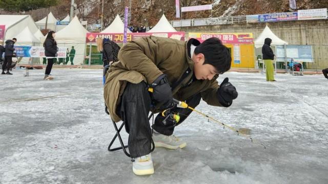 EP.10 Will He Be Able to Catch Them Today? A Tough Ice Fishing Challenge Begins