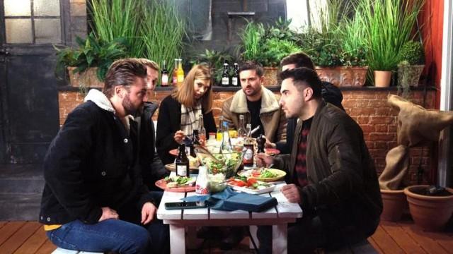 Chris wacht an Corinnas Seite und will bei ihr bleiben