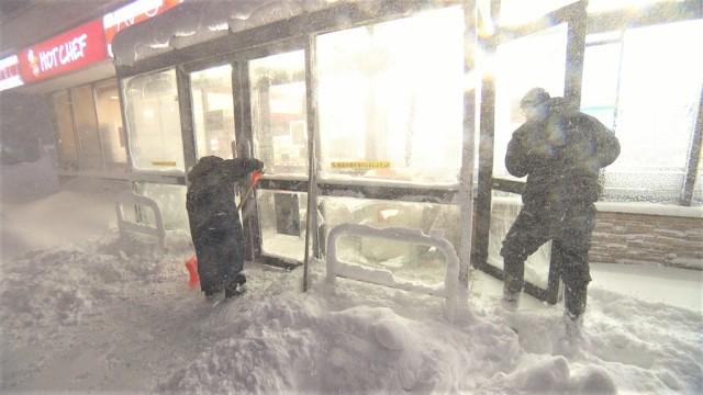 冬の北海道 村のコンビニで