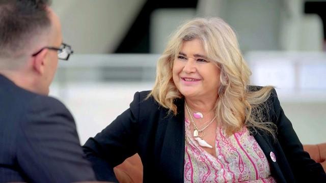 Lucía Etxebarria y un combatiente español voluntario en la guerra de Ucrania