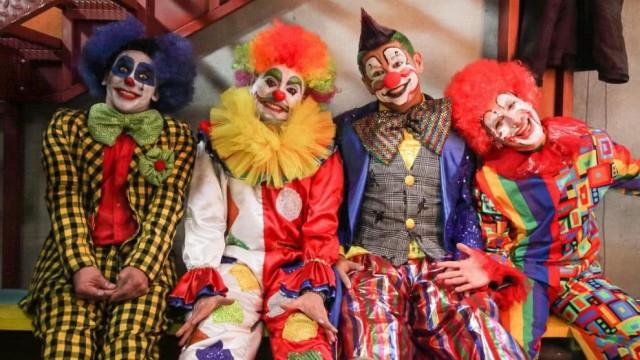 La manada se une para hacer un show de payasos