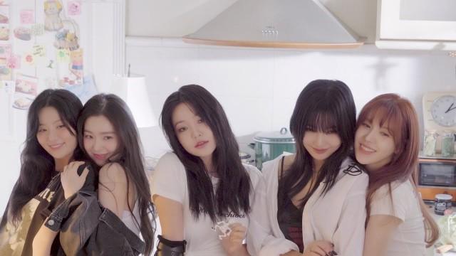 Red Velvet 레드벨벳 'The ReVe Festival 2022 - Birthday' Jacket Behind I RV Collection