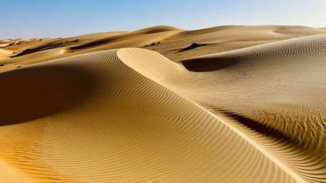 On the trail of the salt caravans - In the sea of sand