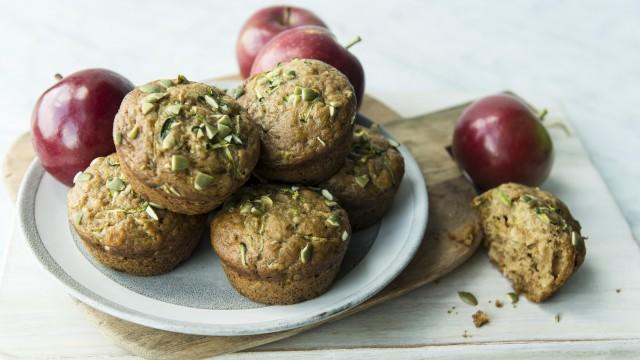 Muffins à la courgette, à la pomme et aux raisins / Tartines à la ricotta aux herbes et à la tomate