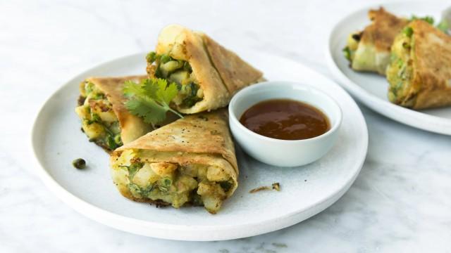 Samosas sans friture revisités / Nouilles chou / Porc gingembre (egg rolls dans un bol)