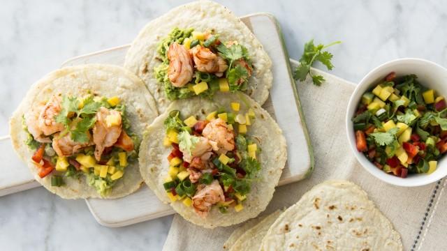 Tortillas de maïs maison / Tacos aux crevettes / Salsa à la mangue