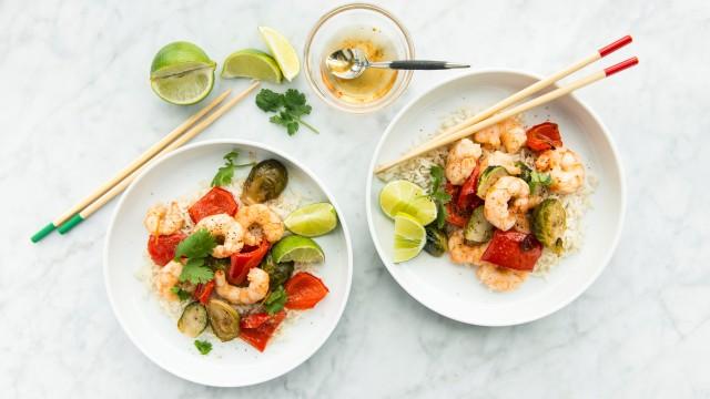 Crevettes et choux de Bruxelles à la vietnamienne sur plaque / Brochettes de crevettes
